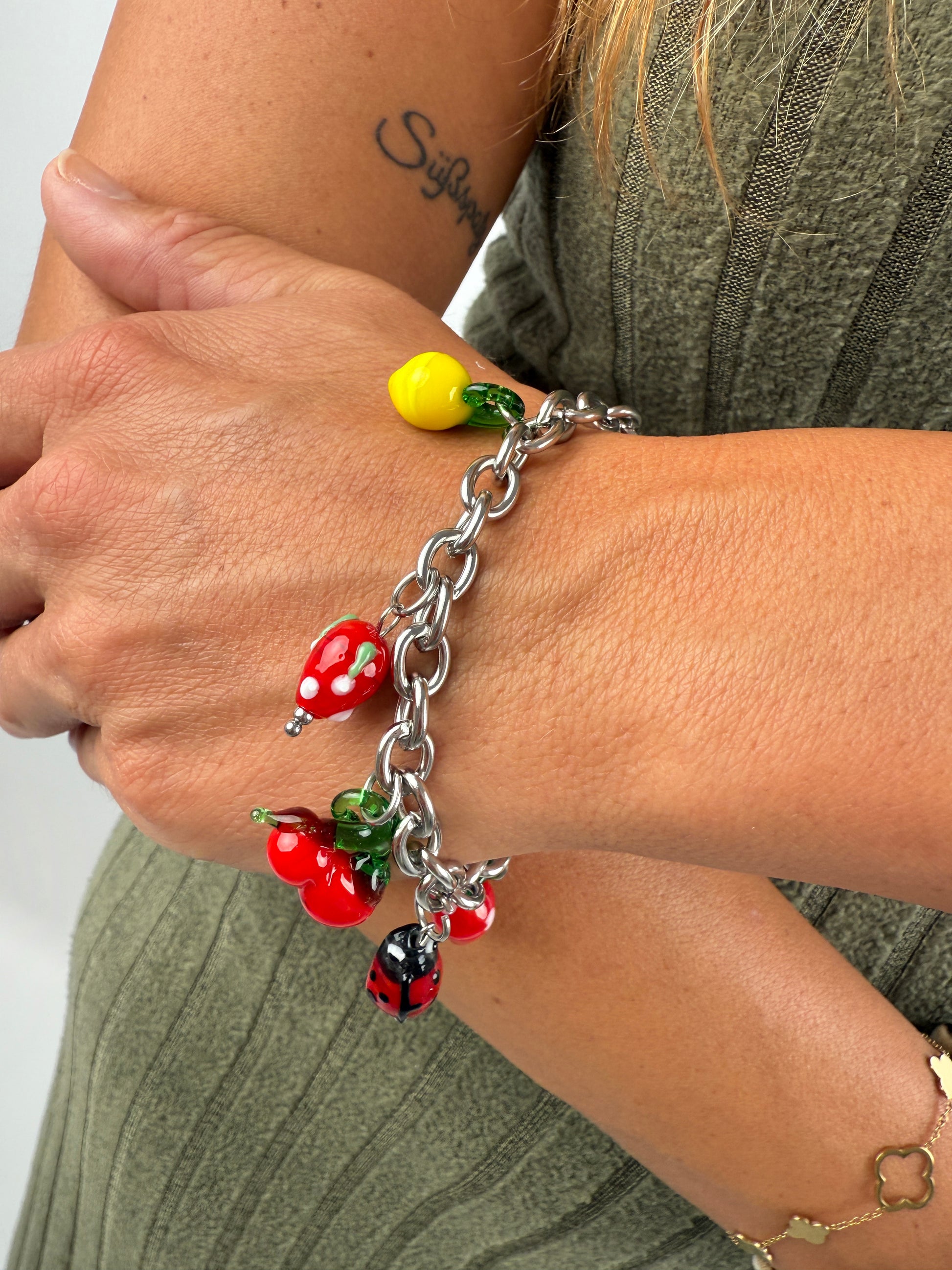 Edelstahl Armband mit bunten Glas Charms in Form von MArienkäffer, Zitrone, Kirsche und Erdbeere.