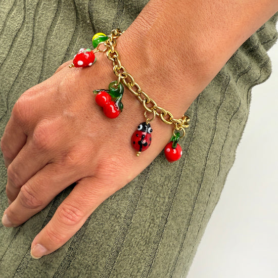 Edelstahl Armband mit bunten Glas Charms in Form von MArienkäffer, Zitrone, Kirsche und Erdbeere.