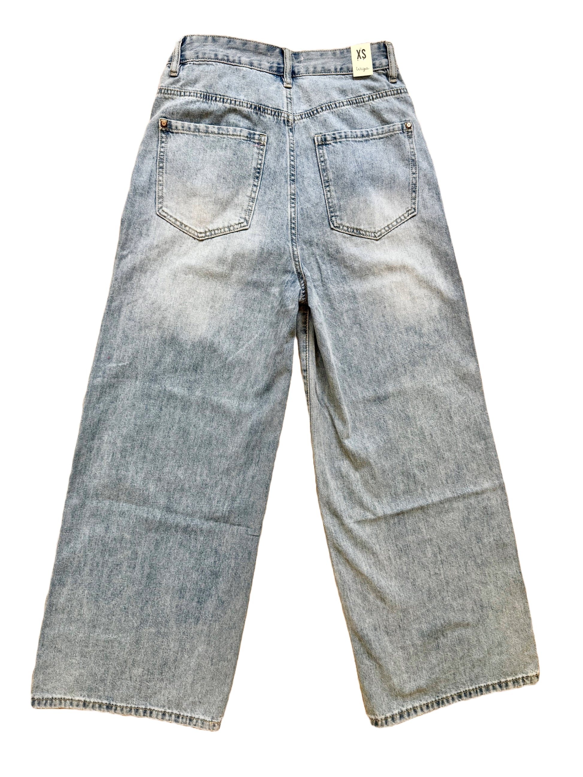 Hellblaue Baggy Jeans mit buntem Anhänger.