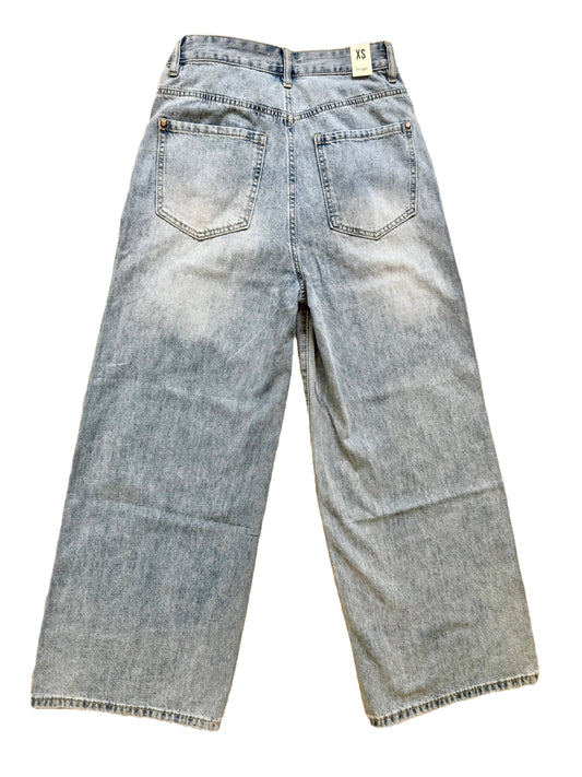 Hellblaue Baggy Jeans mit buntem Anhänger.