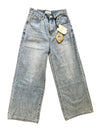 Hellblaue Baggy Jeans mit buntem Anhänger.