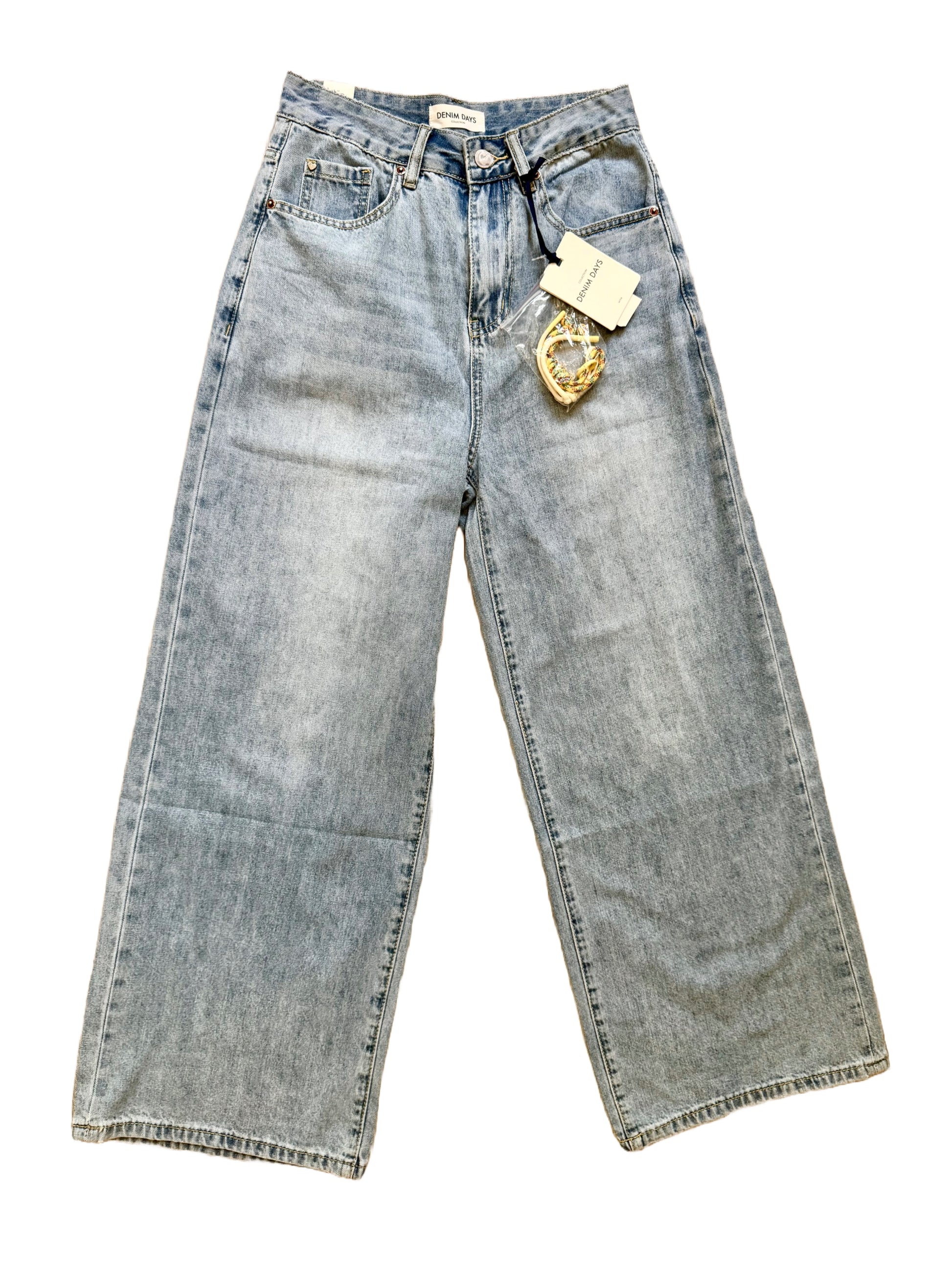 Hellblaue Baggy Jeans mit buntem Anhänger.