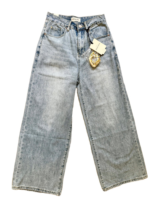 Hellblaue Baggy Jeans mit buntem Anhänger.