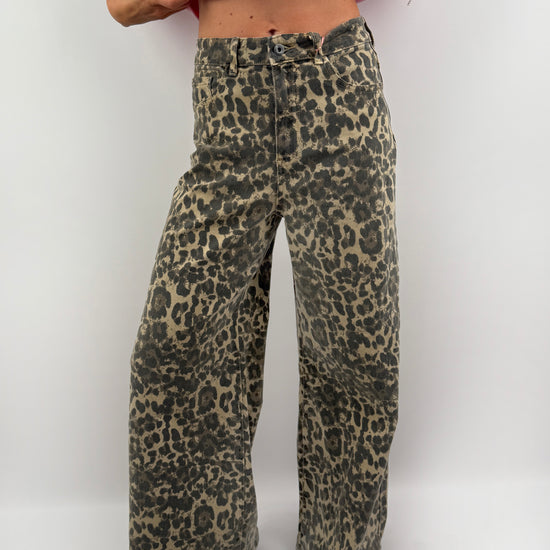 Lässige Baggy Jeans im leopraden muster.