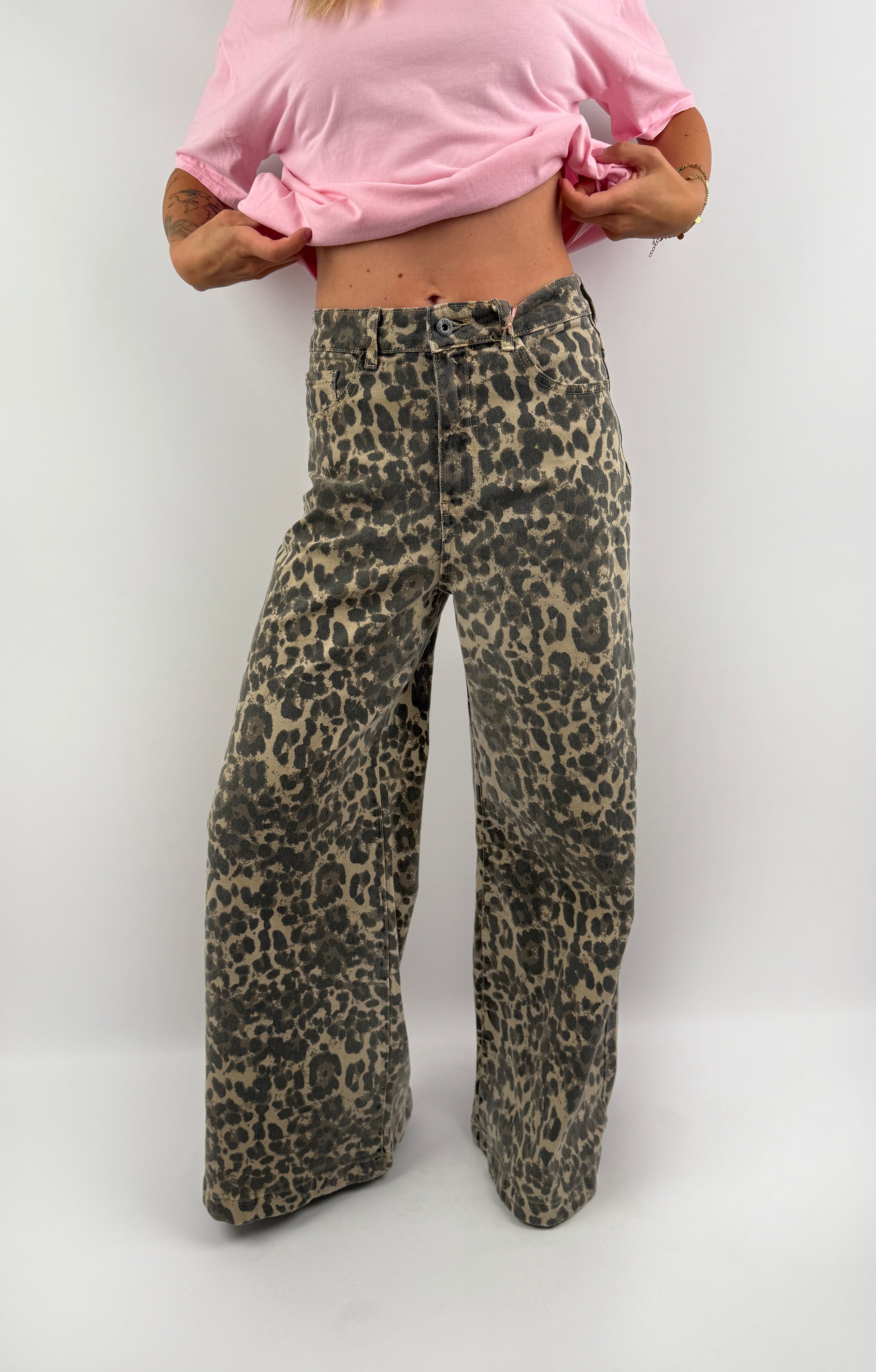 Lässige Baggy Jeans im leopraden muster.