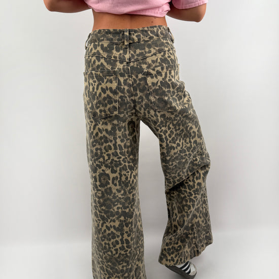 Lässige Baggy Jeans im leopraden muster.