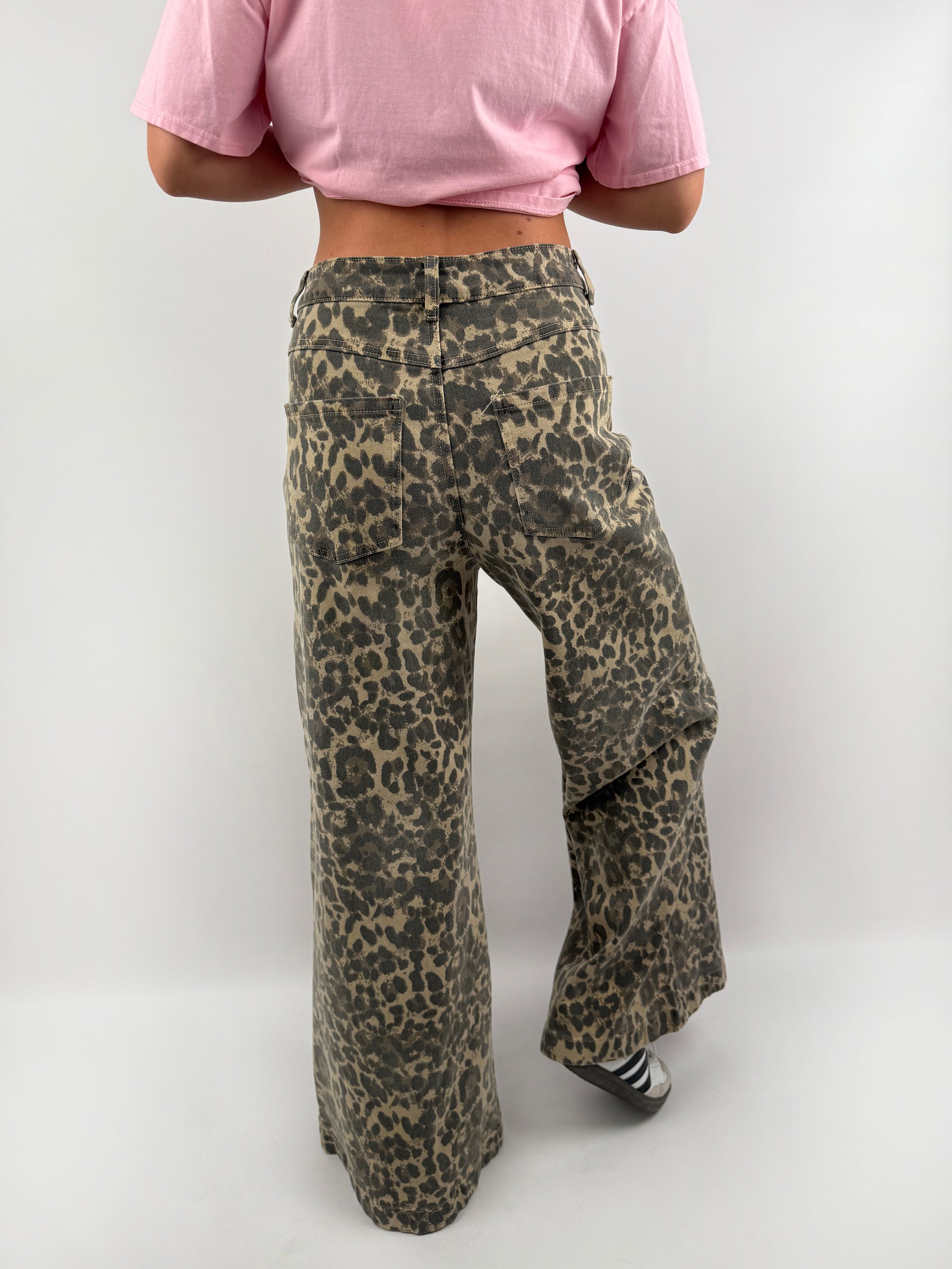 Lässige Baggy Jeans im leopraden muster.