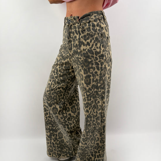 Lässige Baggy Jeans im leopraden muster.