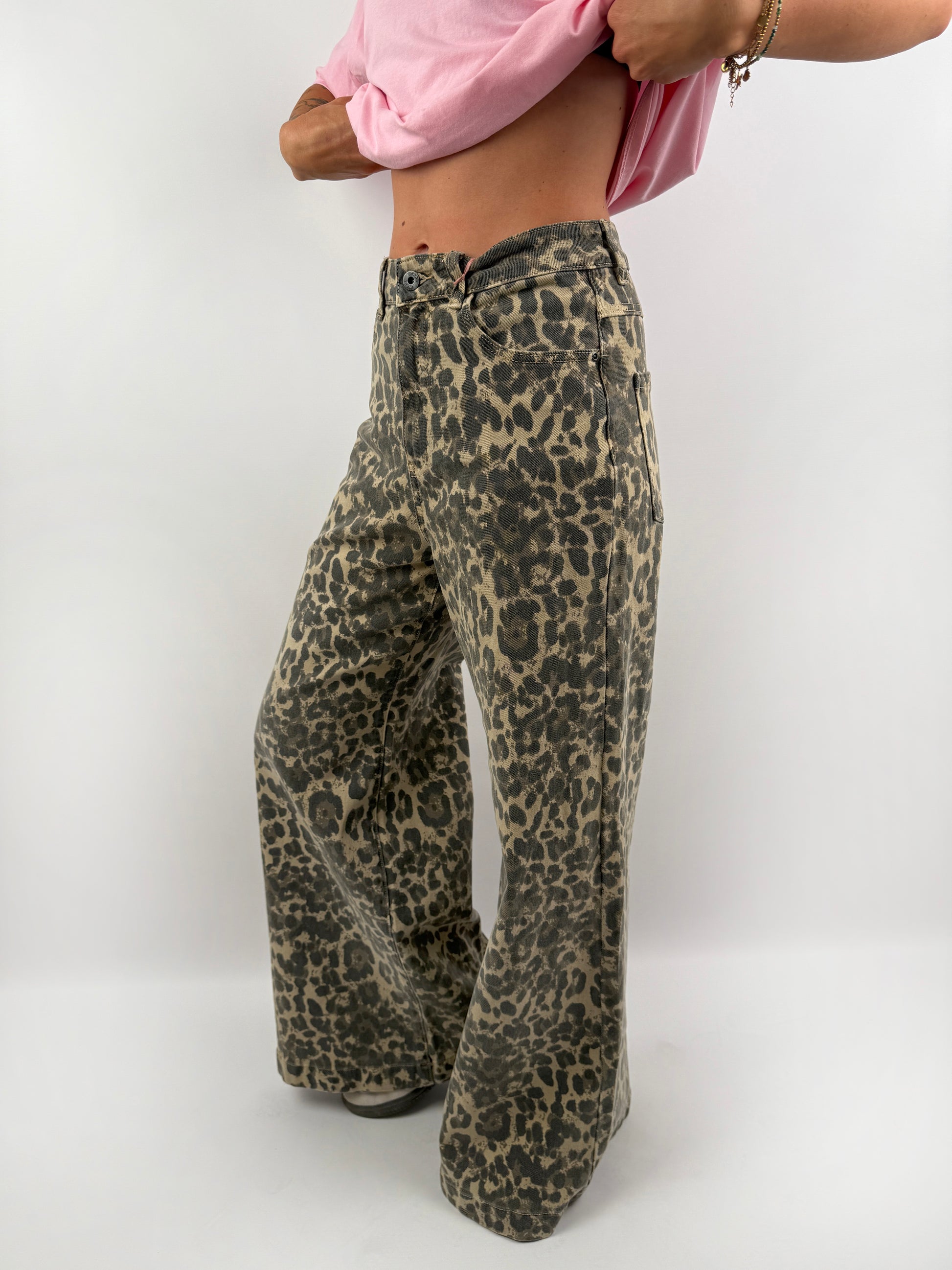 Lässige Baggy Jeans im leopraden muster.