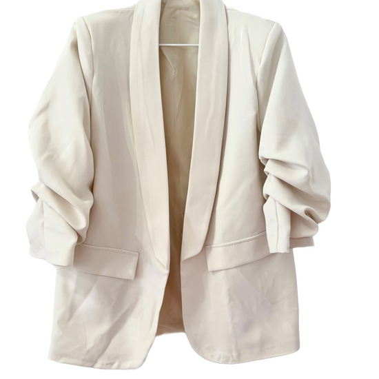 cremefarbener Blazer mit gerafften Ärmeln