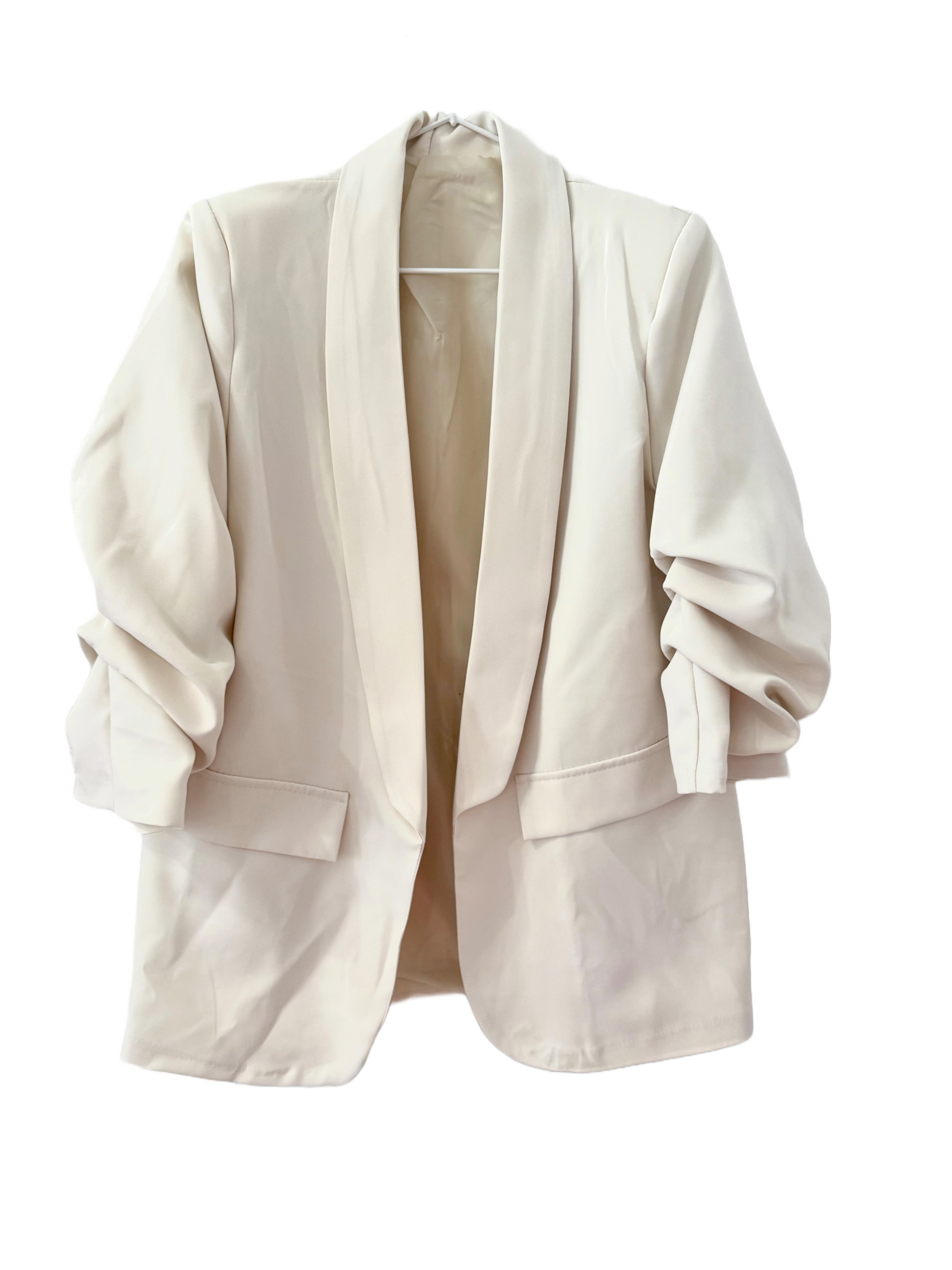 cremefarbener Blazer mit gerafften Ärmeln