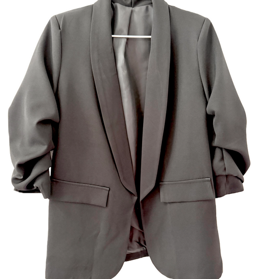 schwarzer Blazer mit gerafften Ärmeln