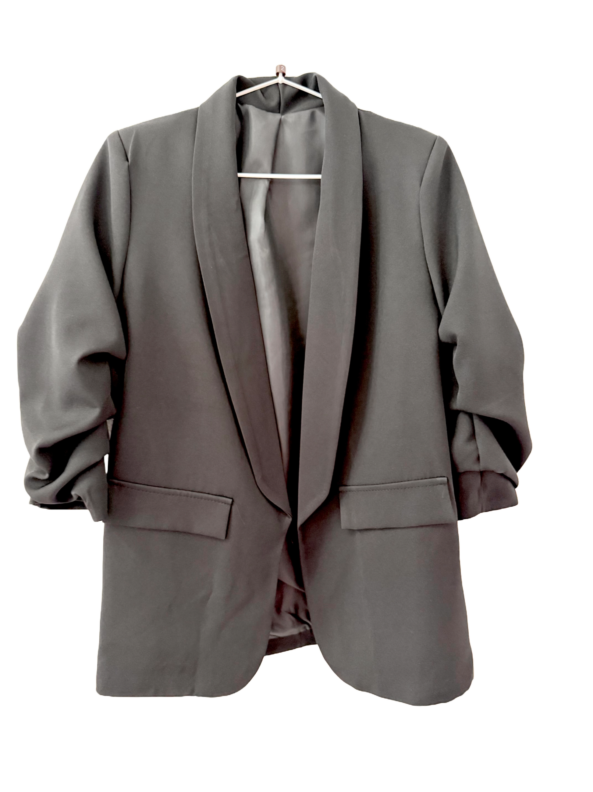 schwarzer Blazer mit gerafften Ärmeln