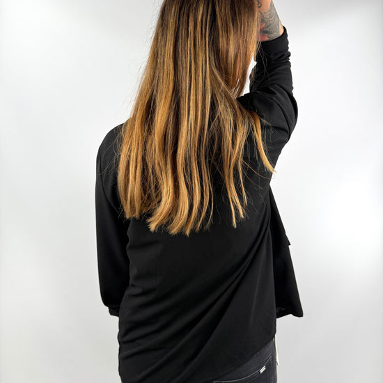 Business-Chic Look: Blazer in Schwarz mit Perlen-Details.