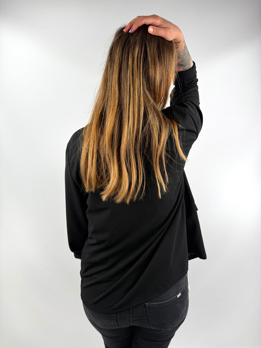 Business-Chic Look: Blazer in Schwarz mit Perlen-Details.