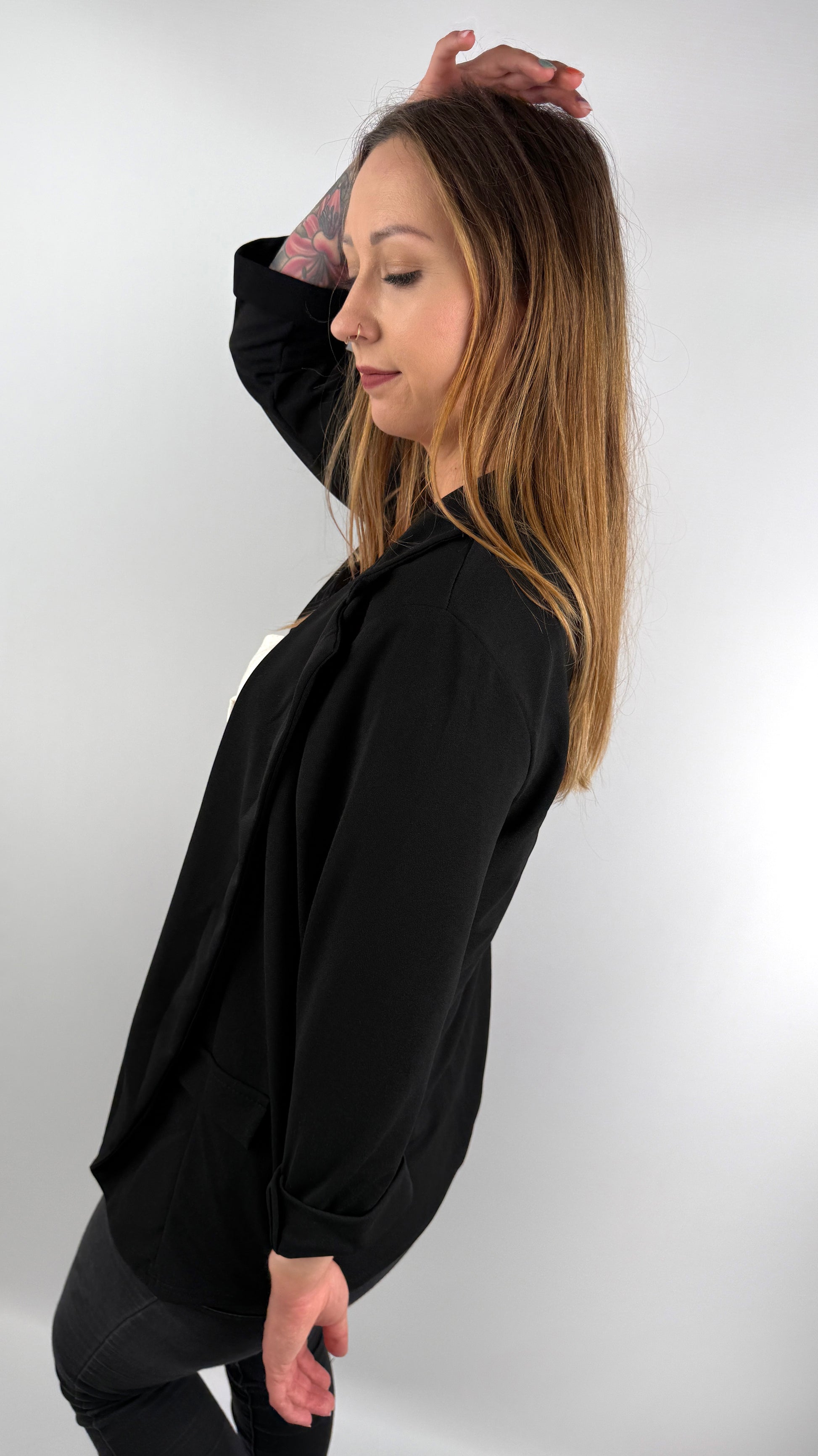 Business-Chic Look: Blazer in Schwarz mit Perlen-Details.