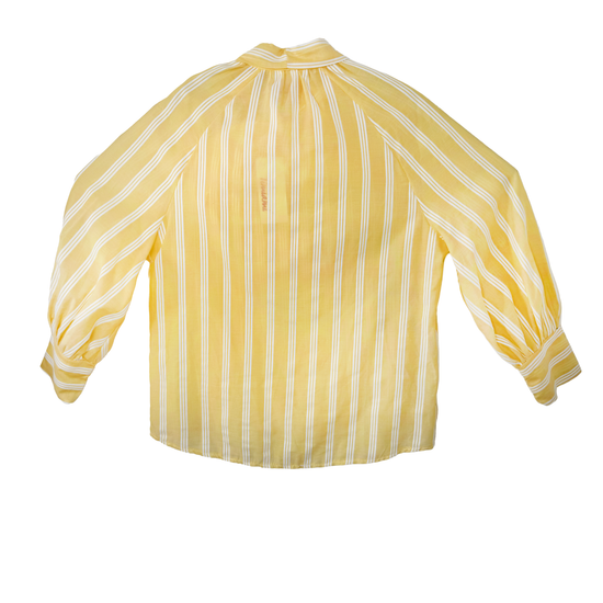 Langärmelige hellgelbe Bluse mit weißen Streifen undSchleife am Hals.