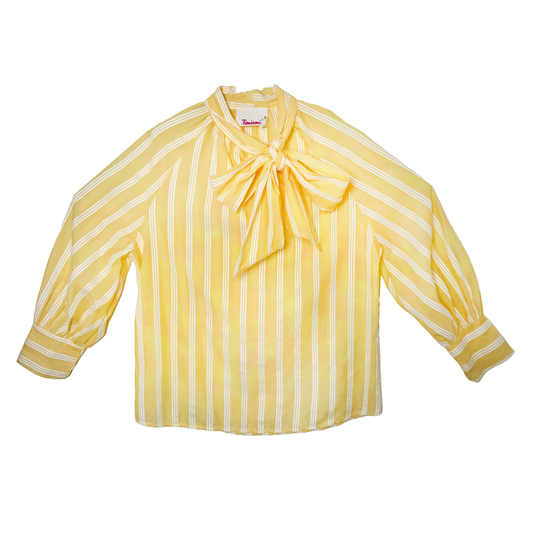 Langärmelige hellgelbe Bluse mit weißen Streifen undSchleife am Hals.