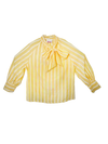 Langärmelige hellgelbe Bluse mit weißen Streifen undSchleife am Hals.