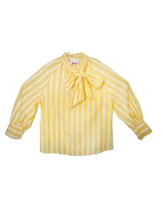 Langärmelige hellgelbe Bluse mit weißen Streifen undSchleife am Hals.