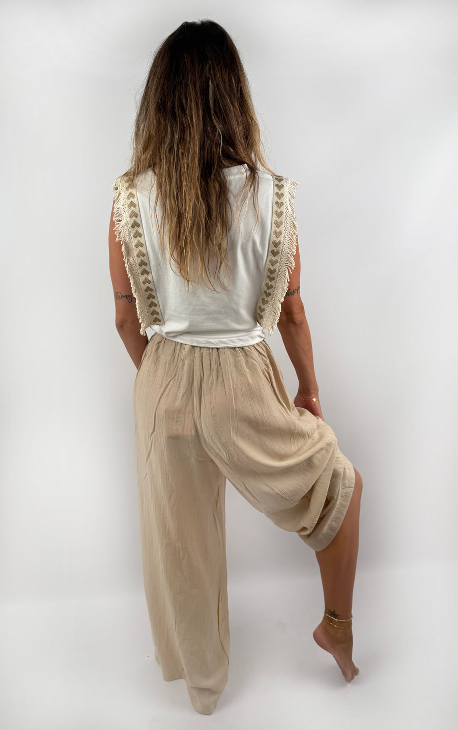Lange legere Hose mit schmalem Bund im Boho Style in der Farbe Beige.