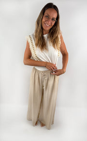 Lange legere Hose mit schmalem Bund im Boho Style in der Farbe Beige.