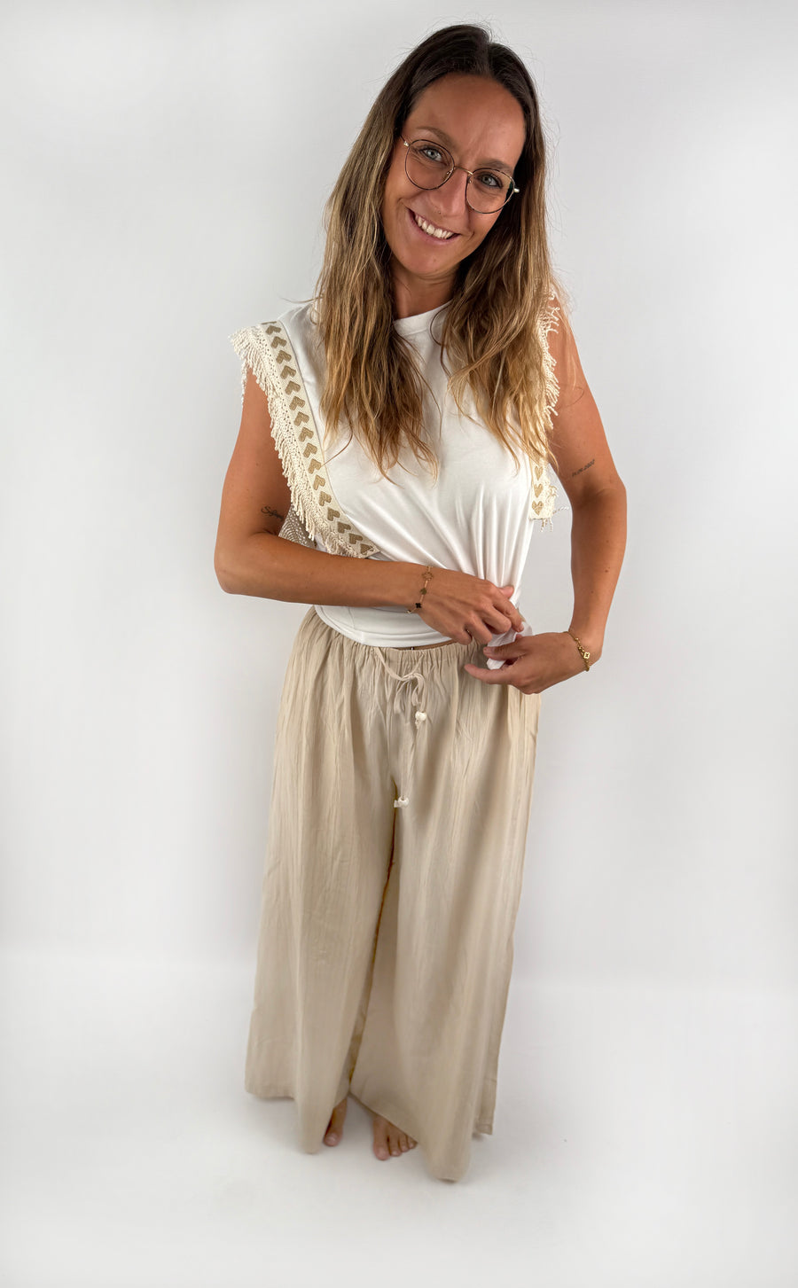 Lange legere Hose mit schmalem Bund im Boho Style in der Farbe Beige.