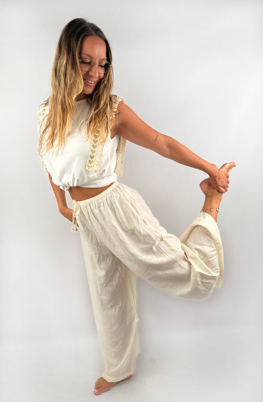 Lange legere Hose mit schmalem Bund im Boho Style in der Farbe Creme.