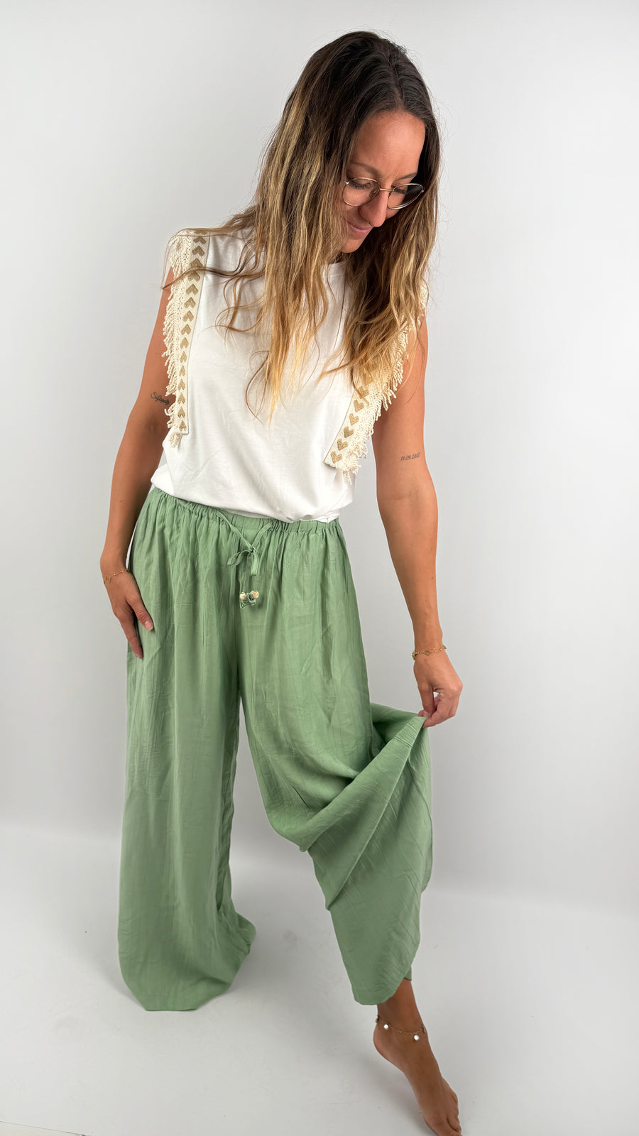 Lange legere Hose mit schmalem Bund im Boho Style in der Farbe Salbeigrün.