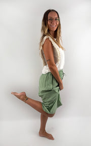 Lange legere Hose mit schmalem Bund im Boho Style in der Farbe Salbeigrün.