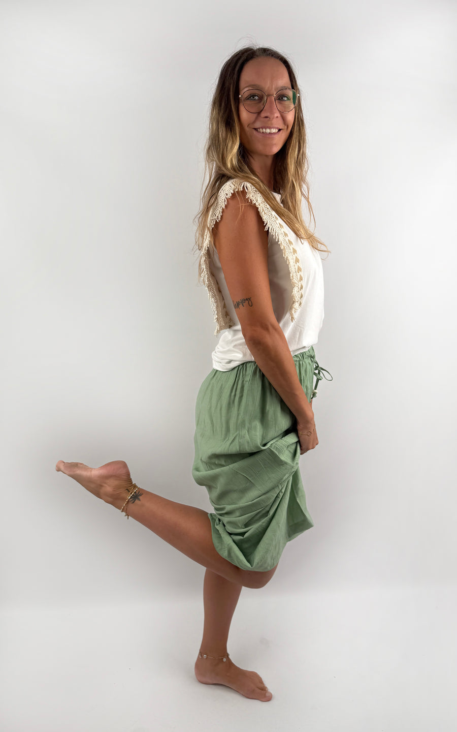 Lange legere Hose mit schmalem Bund im Boho Style in der Farbe Salbeigrün.