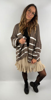 Cozy Stripe Knit – Oversized Strickjacke in Braun & Creme | useful Beauty