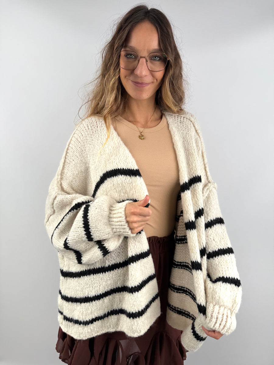 Cozy Stripe Knit – Oversized Strickjacke in Braun & Creme | useful Beauty