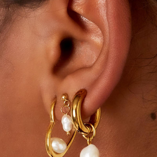 Dickere goldene Creole mit weißer Süßwasserperle als Anhänger.