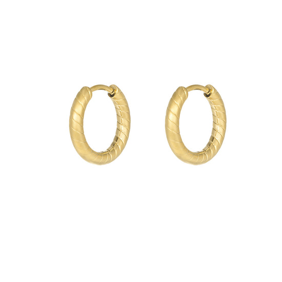 Feine dünne Creolen mit einem Relief auf der Oberfläche in Gold.