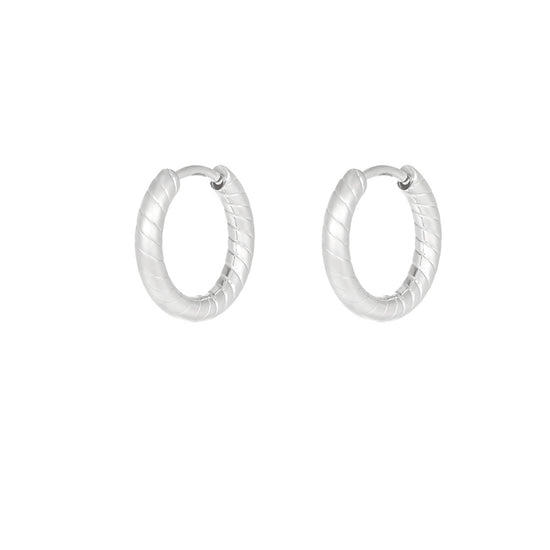 Feine dünne Creolen mit einem Relief auf der Oberfläche in Silber.