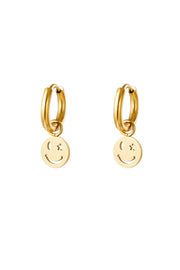 Goldene Creolen mit Smiley Anhänger.