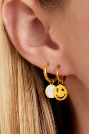 Goldene Creolen mit Smiley Anhänger.