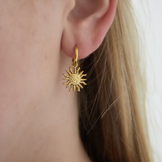 Edelstahl Creolen mit Sonnenanhänger.