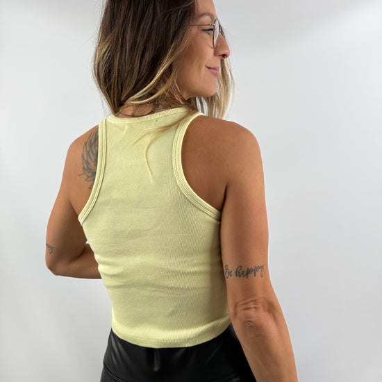 Rückansicht des hellgelben Ripp-Tanktops mit Racerback – betont den sportlich-femininen Stil.