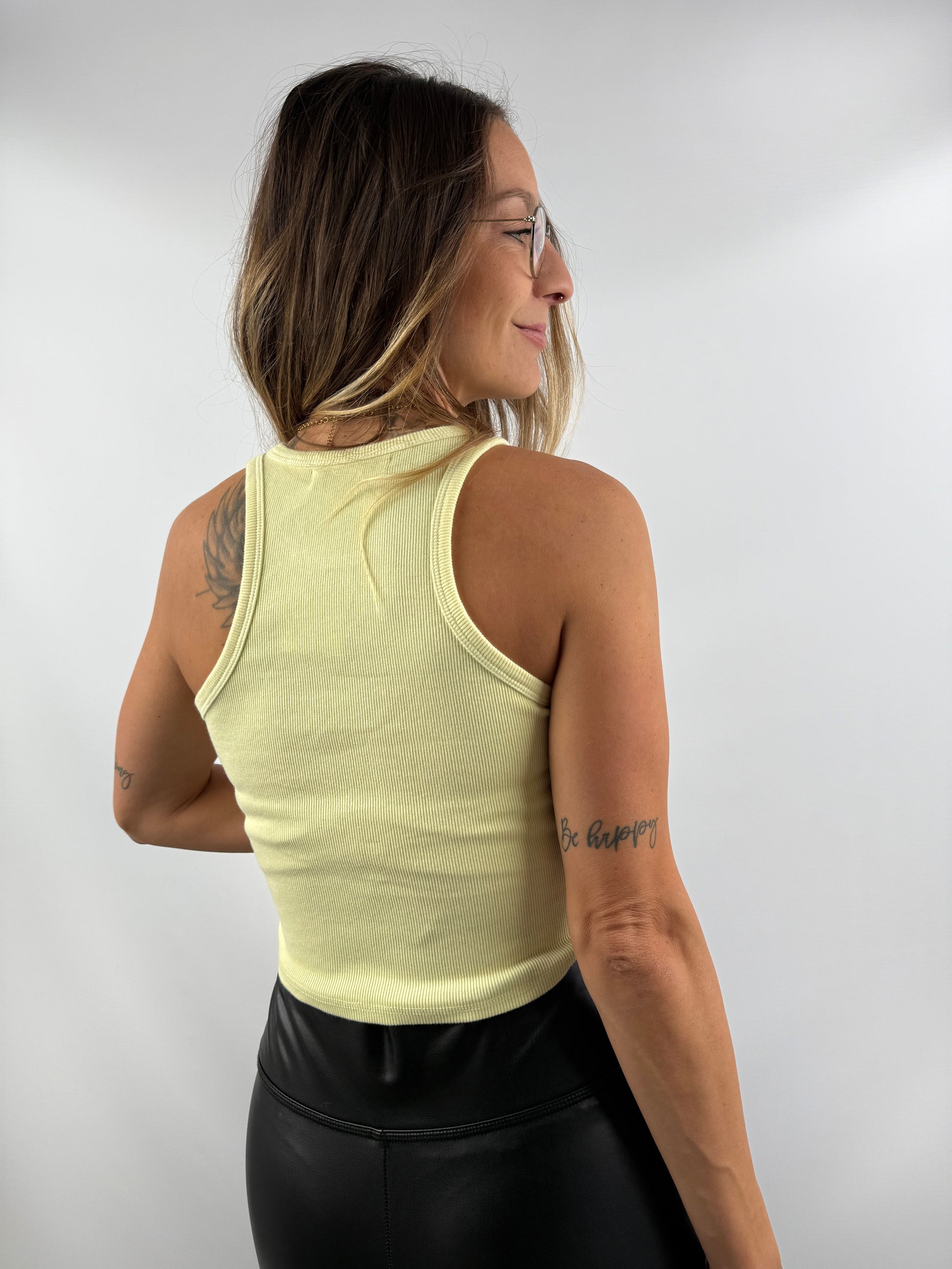 Rückansicht des hellgelben Ripp-Tanktops mit Racerback – betont den sportlich-femininen Stil.