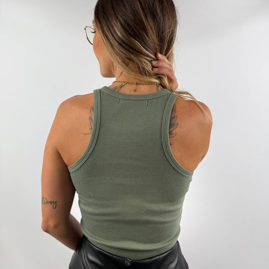 Rückansicht des olivgrünen Ripp-Tanktops mit Racerback – figurbetont und sportlich.