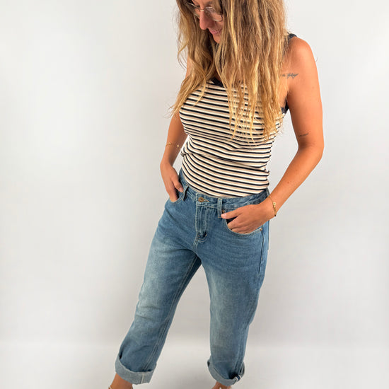 Gestreiftes Tanktp im gerippten Look in dunklem Marineblau.