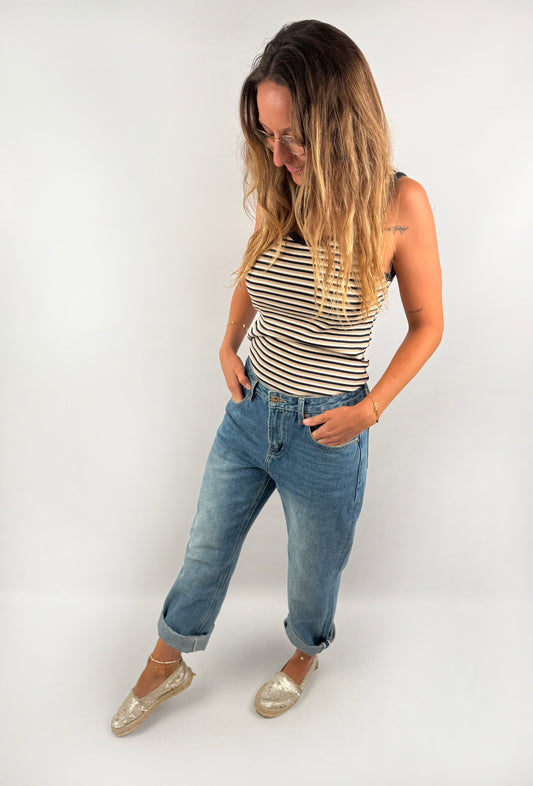 Gestreiftes Tanktp im gerippten Look in dunklem Marineblau.