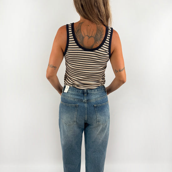 Gestreiftes Tanktp im gerippten Look in dunklem Marineblau.