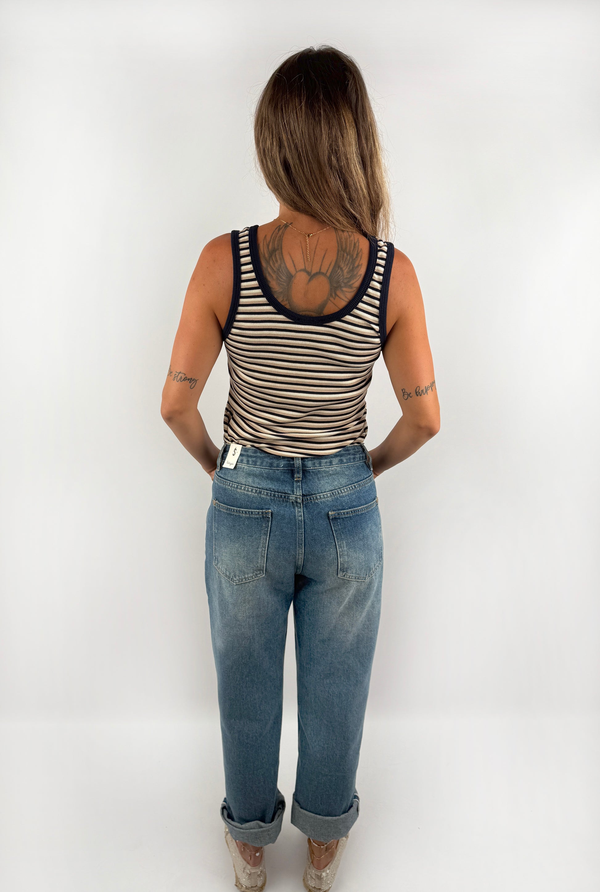 Gestreiftes Tanktp im gerippten Look in dunklem Marineblau.