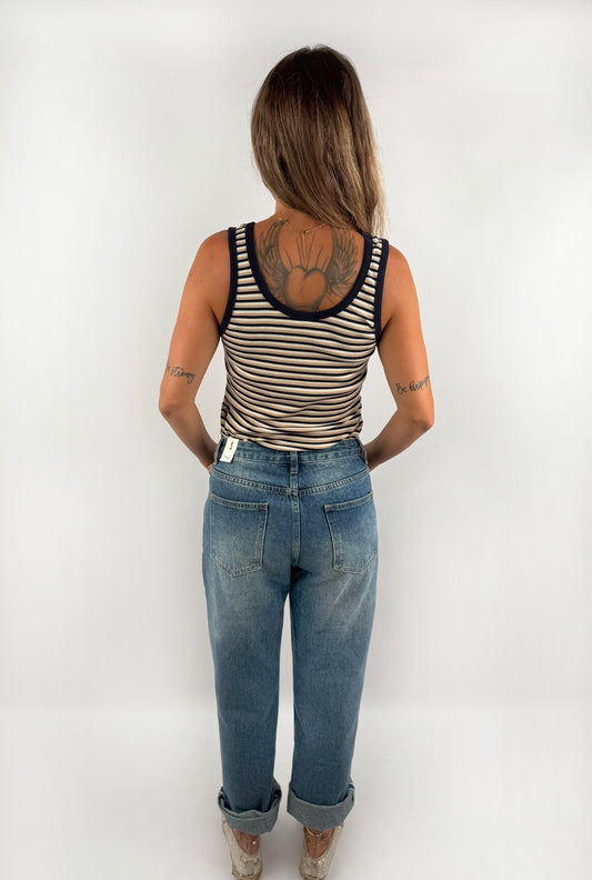 Gestreiftes Tanktp im gerippten Look in dunklem Marineblau.