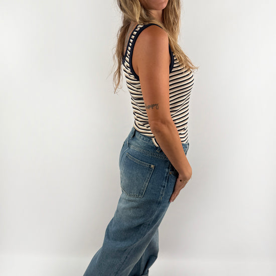 Gestreiftes Tanktp im gerippten Look in dunklem Marineblau.