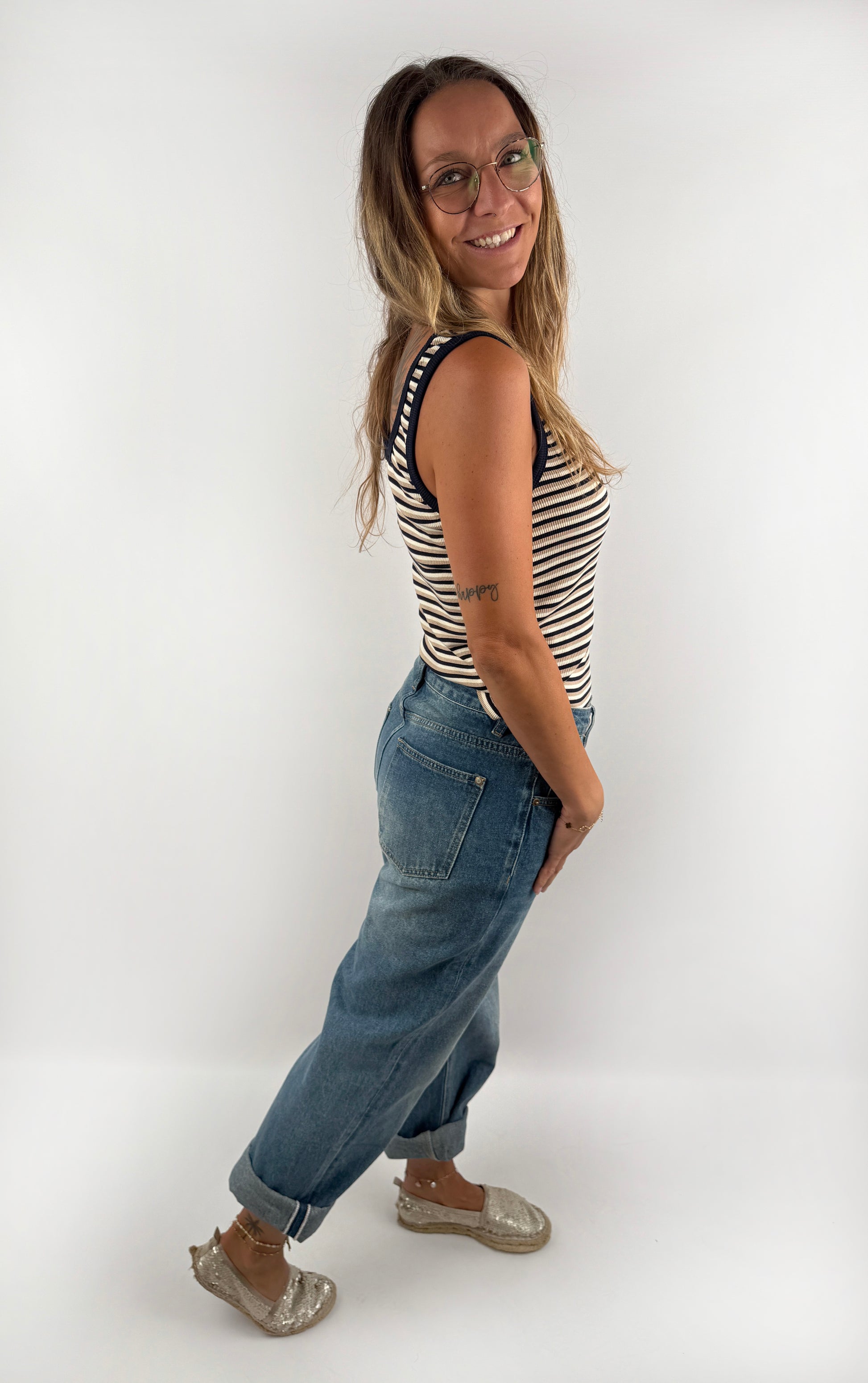 Gestreiftes Tanktp im gerippten Look in dunklem Marineblau.