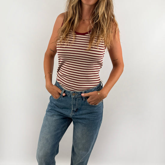 Gestreiftes Tanktp im gerippten Look in dunklem Rot.